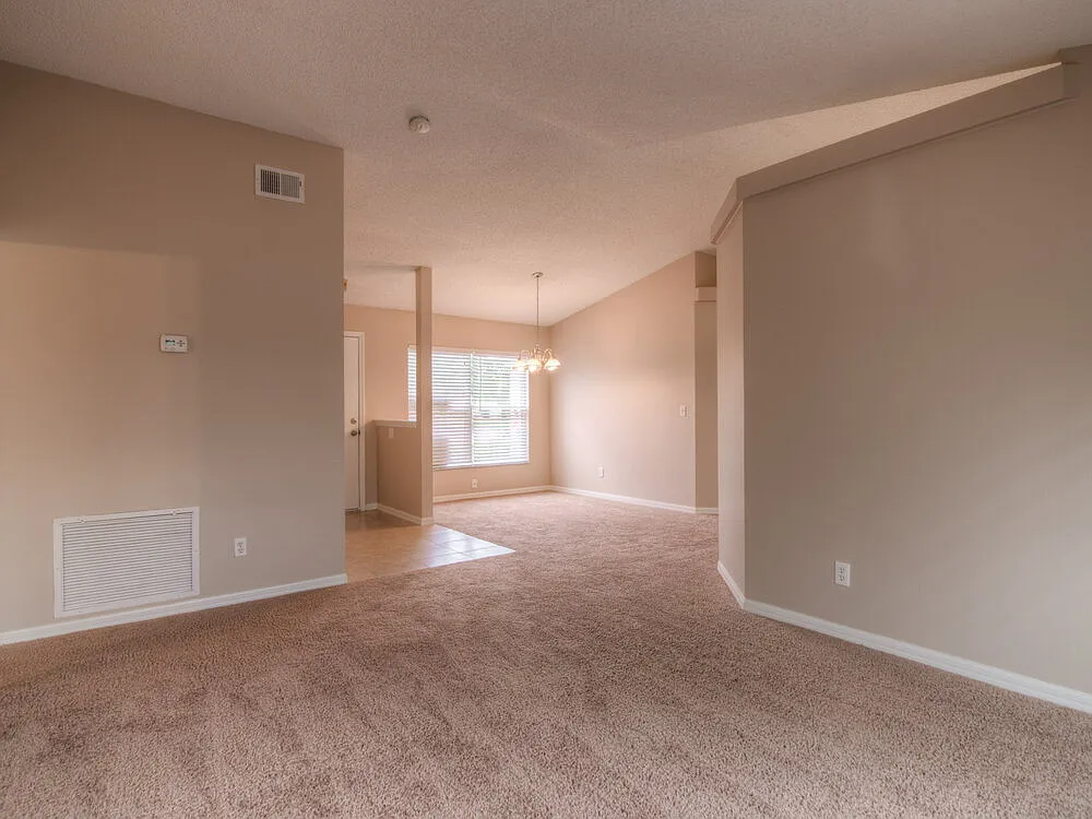 3 bed, 2.0 bath, 1585 sqft, $3,230 — Photo 3