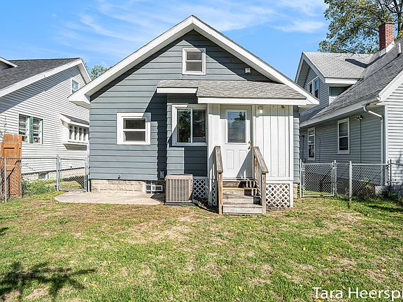 3rd image of 930 Oakhill St SE
