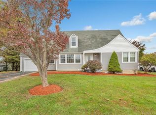 546 Riverside Dr, Fairfield, CT 06824