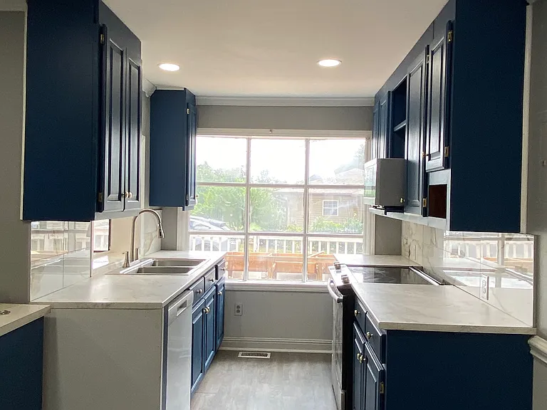 10018 Mallard Creek Rd — Photo 3