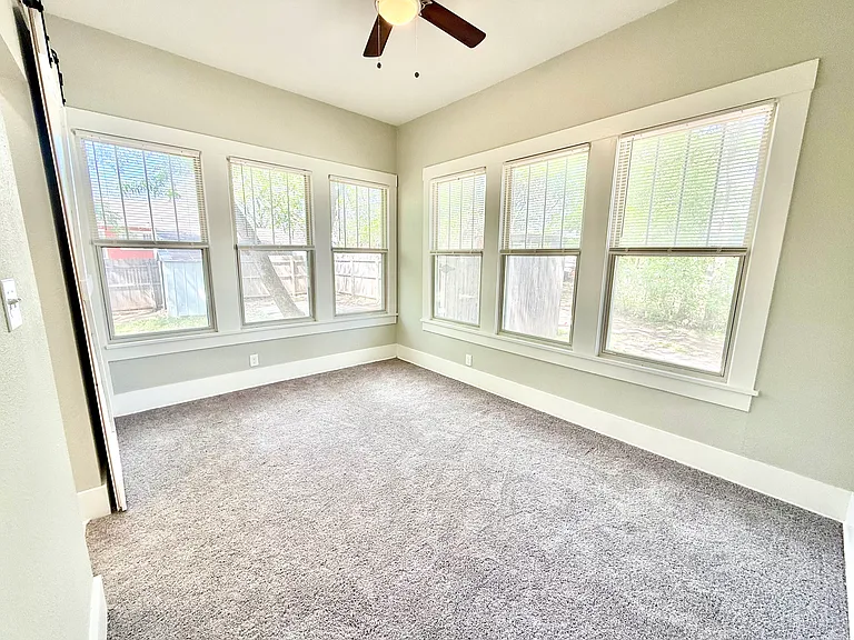 1201 E Lamar St — Photo 33
