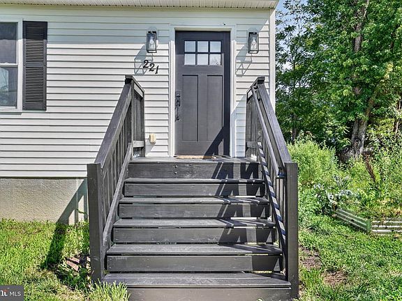 3rd image of 221 Truman Ave