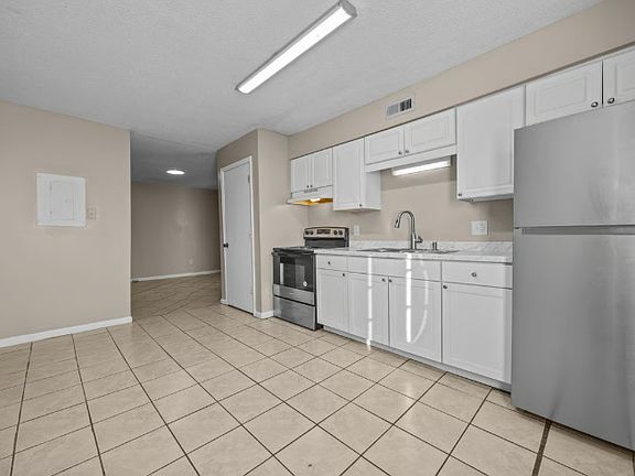 3rd image of 2821 Club Plaza Rd #G