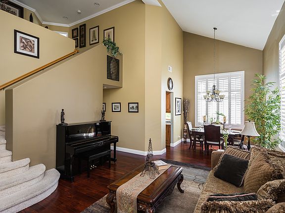 3rd image of 12 Peacock Ct