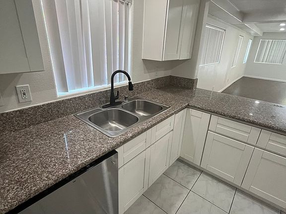 5th image of 556 N Mar Vista Ave #560