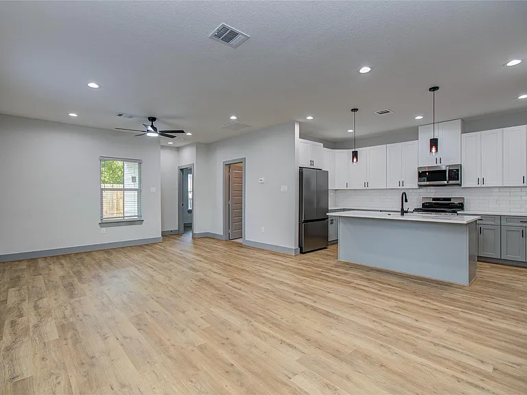 835 S Victory Dr — Photo 6