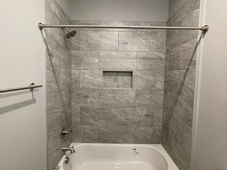 Main Bathroom tub / shower
