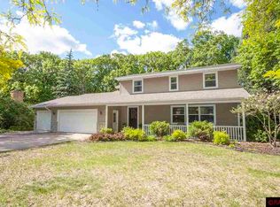 196 Mary Cir, North Mankato, MN 56003