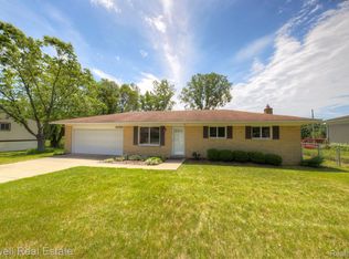 5055 Ridgetop Dr, Waterford, MI 48327