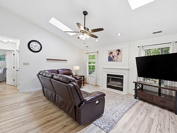 3rd image of 8134 Madrone Ct
