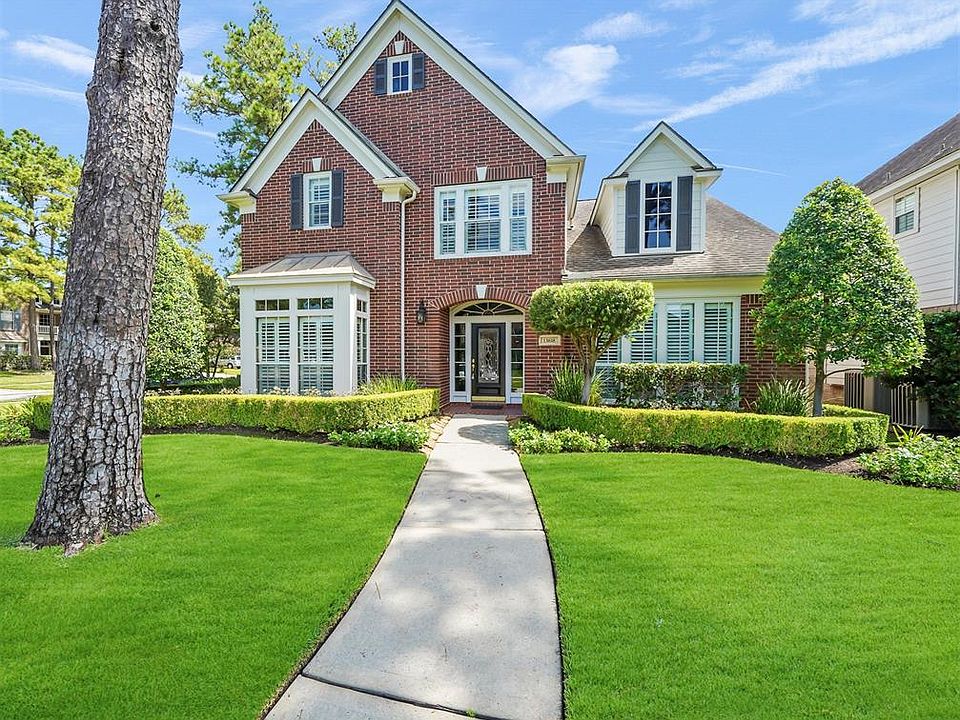 Gorgeous 4/3.5/2 home located on an oversized corner lot in beautiful Longwood Village Subdivision. This home offers wonderful curb appeal, a handsome brick elevation and beautifully maintained lot with mature landscaping with a sparkling pool/spa in
