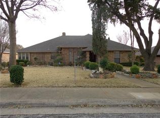 912 Foxwood Dr, Desoto, TX 75115