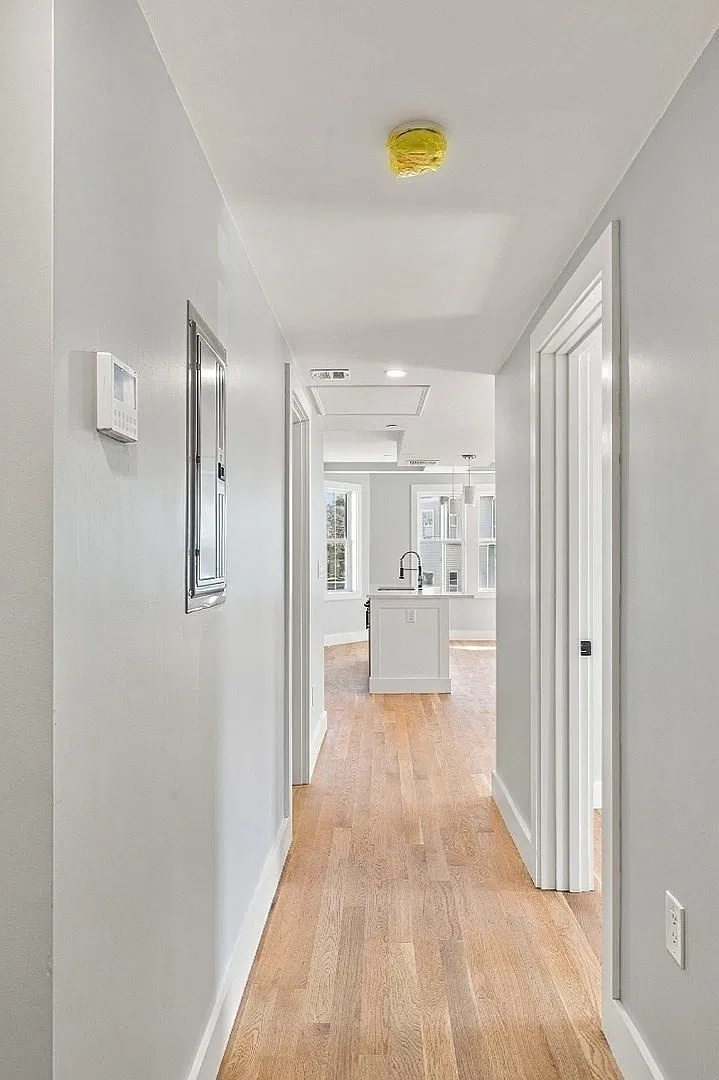 1 bed, 1.0 bath, 837 sqft, $2,350 — Photo 2