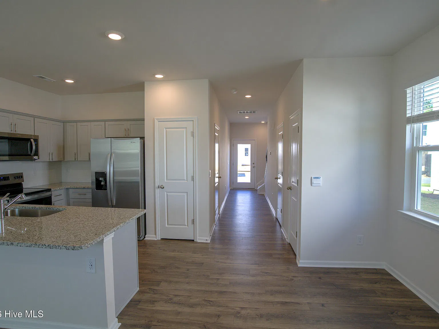 3 bed, 2.5 bath, 1418 sqft, $1,900 — Photo 3