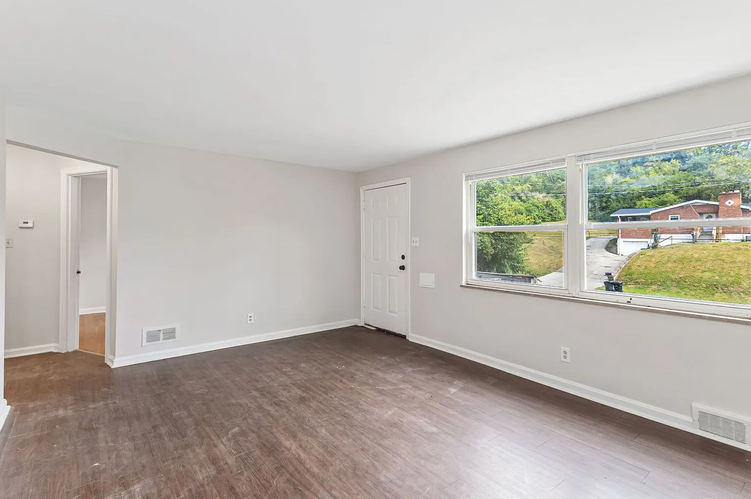 Westwood- Cozy 3 bedroom 1 Bath — Photo 4