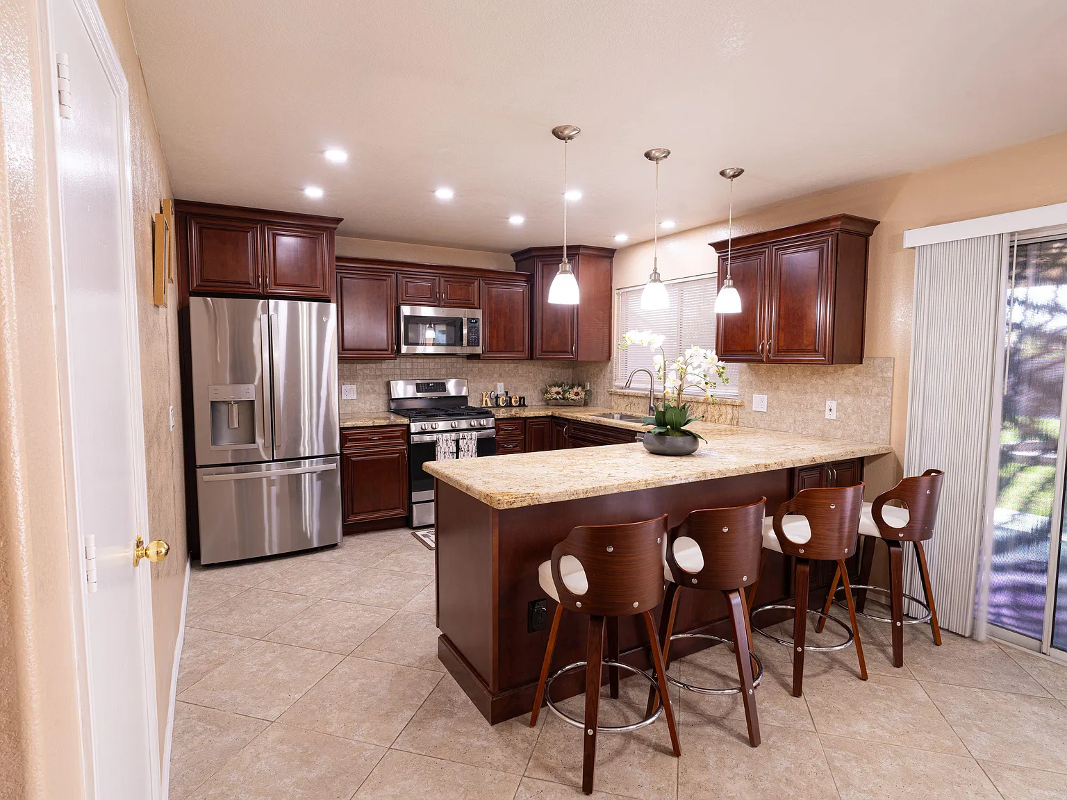 4 bed, 4.0 bath, 2827 sqft, $901 — Photo 2