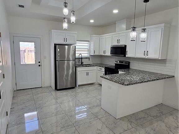3rd image of 900 N Woodson Ave #2