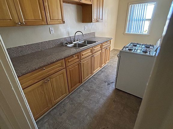 3rd image of 318 N Mariposa Ave #402