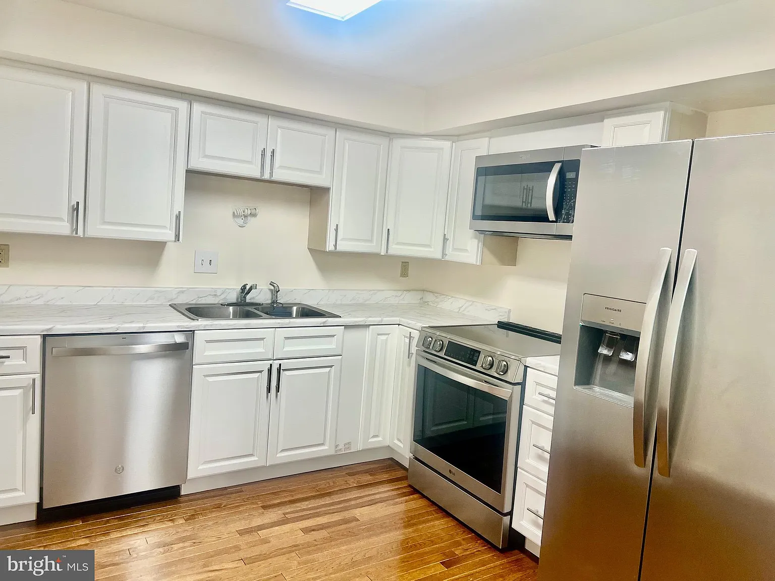 3 bed, 4.0 bath, 1220 sqft, $2,800 — Photo 3