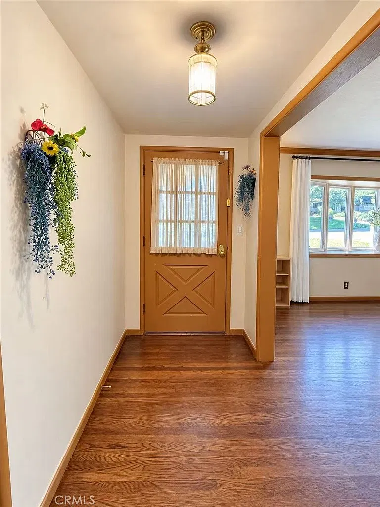 3 bed, 2.5 bath, 2403 sqft, $4,500 — Photo 2