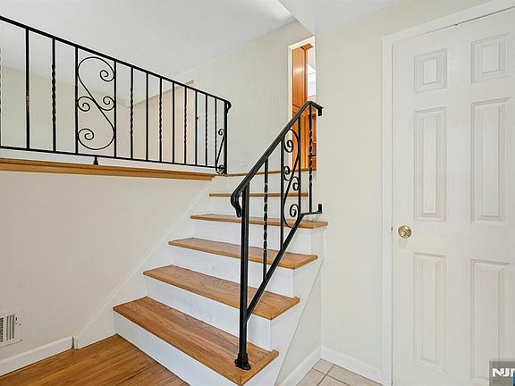 4th image of 615 Maze Rd