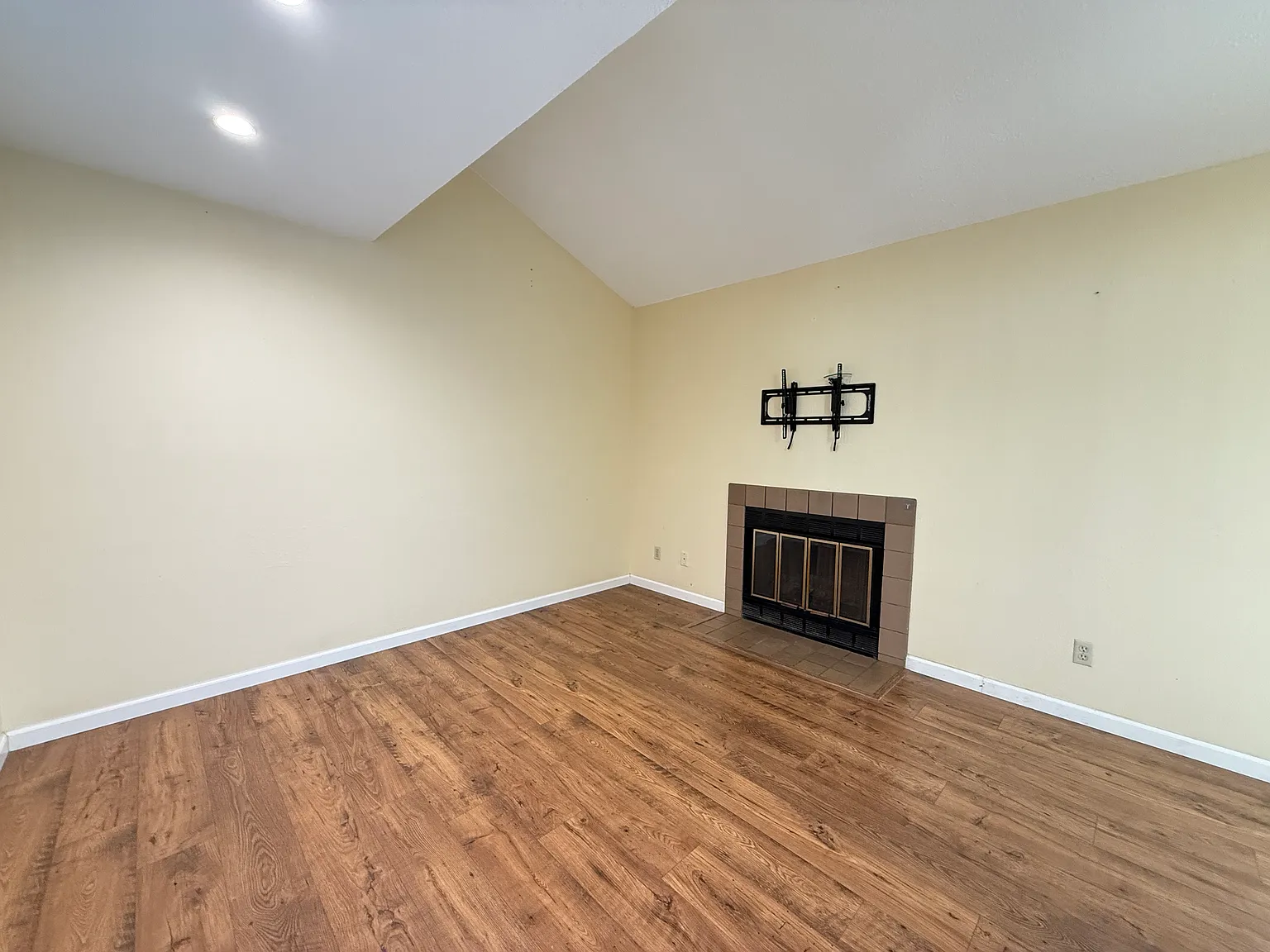 3 bed, 2.5 bath, 1354 sqft, $4,495 — Photo 3