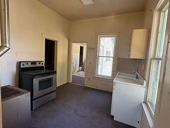 4th image of 609 Topaz St