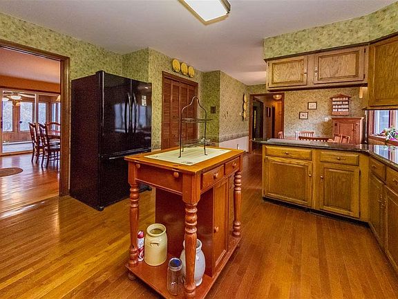 3rd image of 37 Huckle Hill Ln