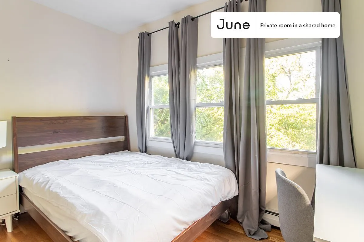 Queen bedroom in 5 bed/1 bath home in Mission Hill #1068 E — Photo 2