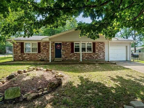 204 Harvard Dr, Scott City, MO 63780