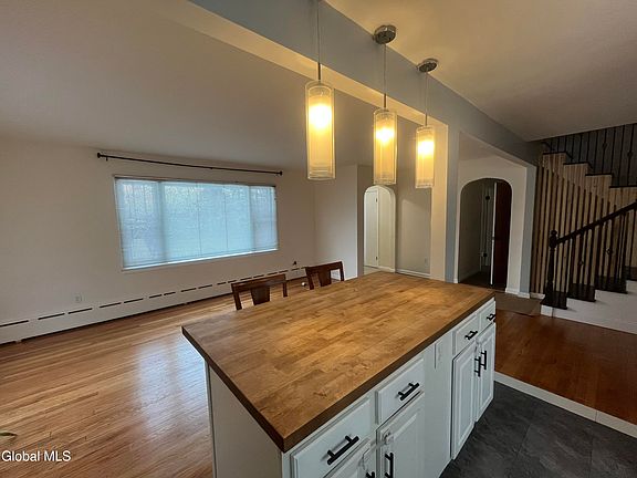 4th image of 4 Sitzmark Lane