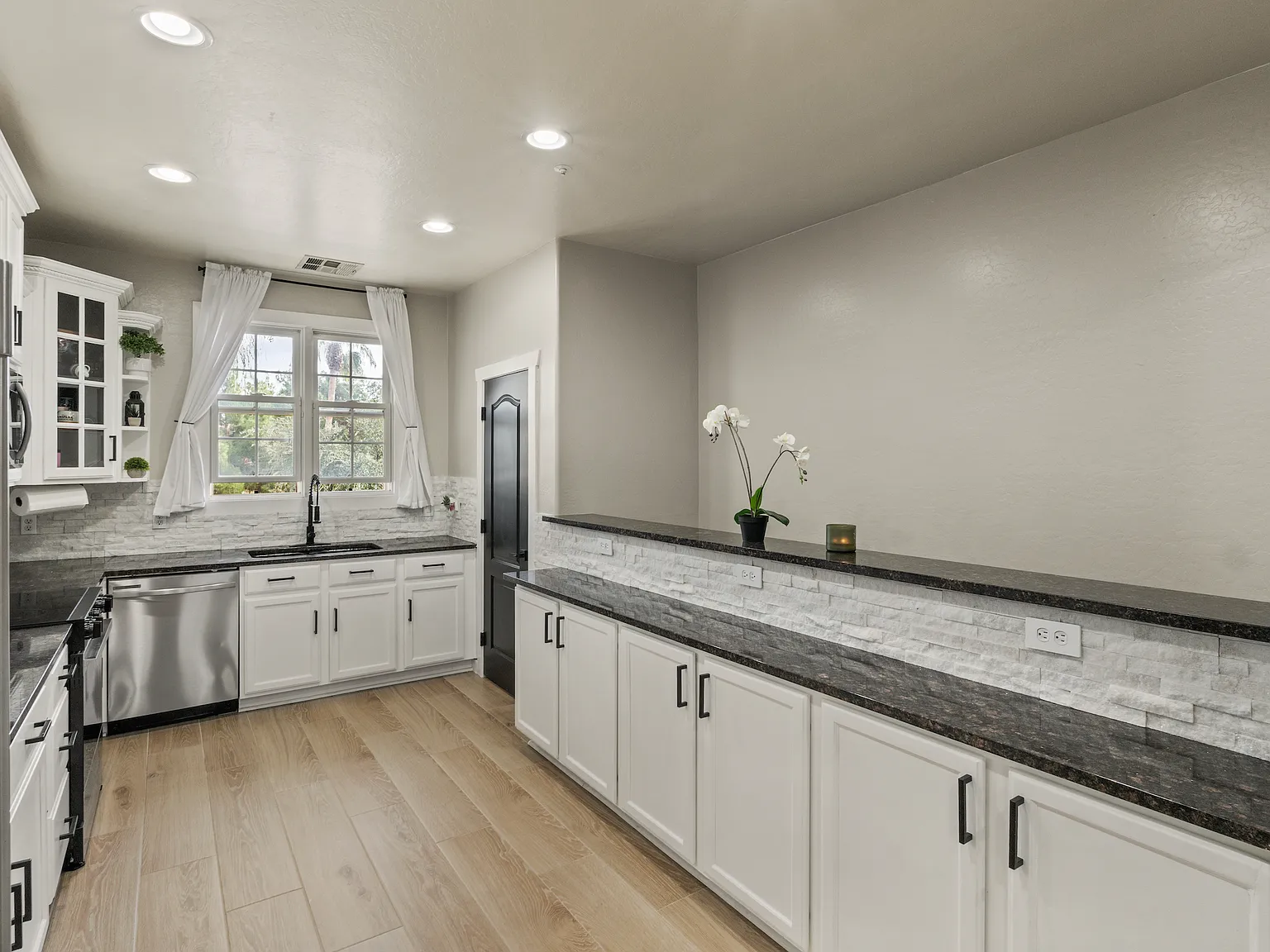 3 bed, 2.5 bath, 1627 sqft, $4,190 — Photo 4