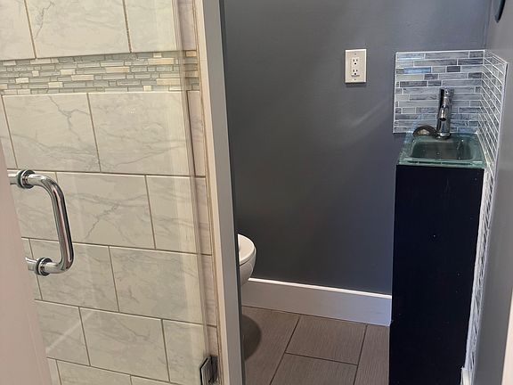 full bathroom w/ standup shower