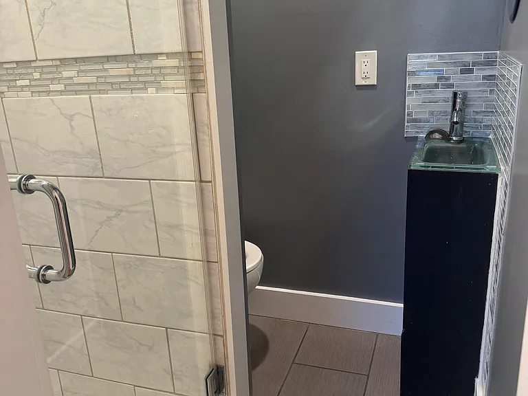 full bathroom w/ standup shower