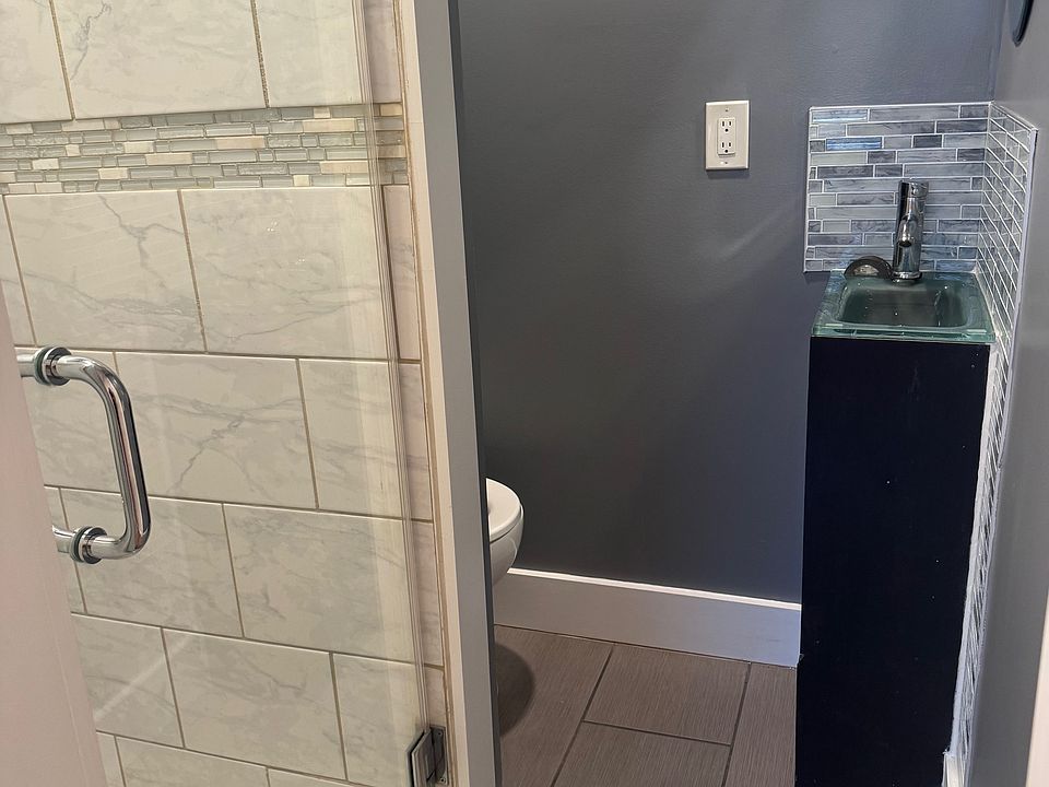 full bathroom w/ standup shower