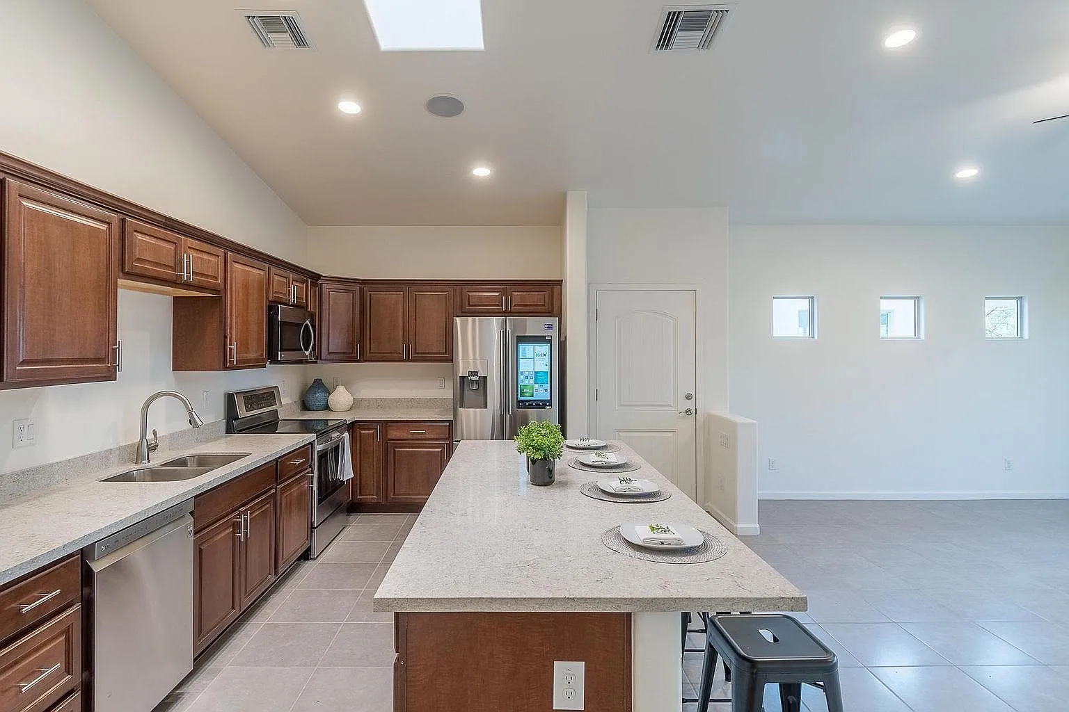 4 bed, 1560 sqft, $4,000 — Photo 3