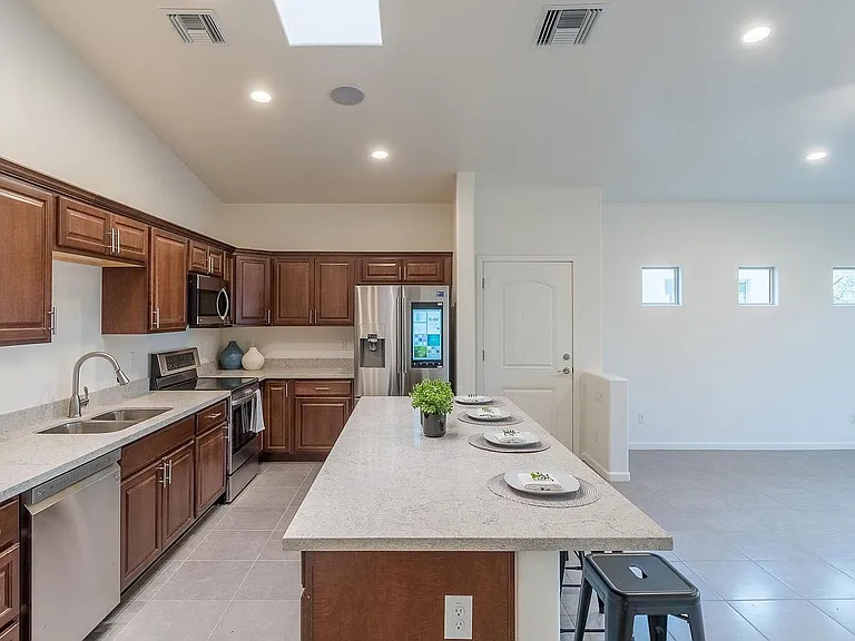 807 E Glenn St — Photo 3