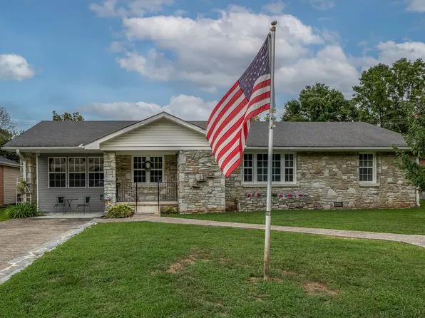 907 3rd Ave, Fayetteville, TN 37334