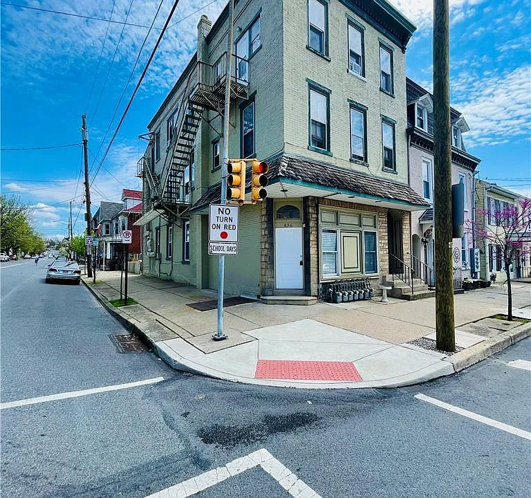 836 Main St #1