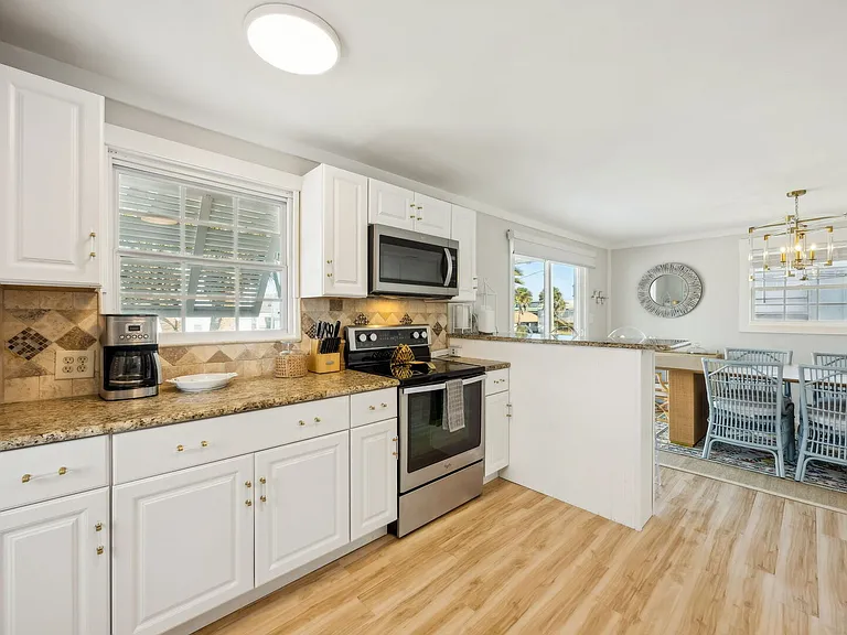 2902 W 5th St — Photo 11