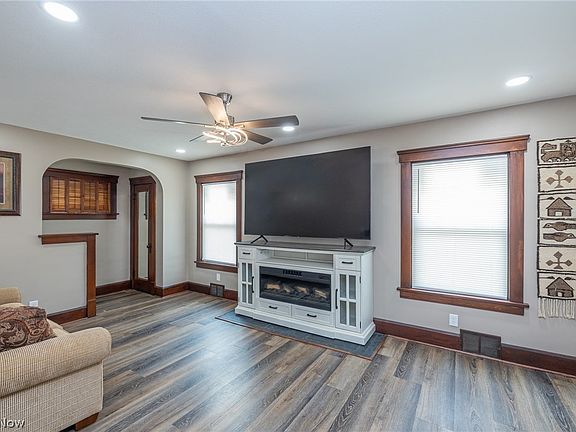 3rd image of 516 Bond St