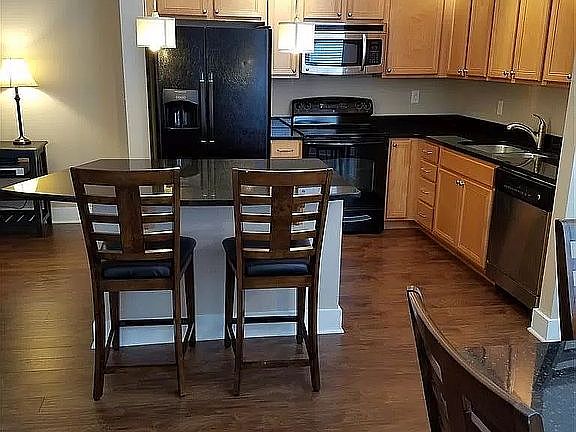 3rd image of 220 Cedar St APT 200