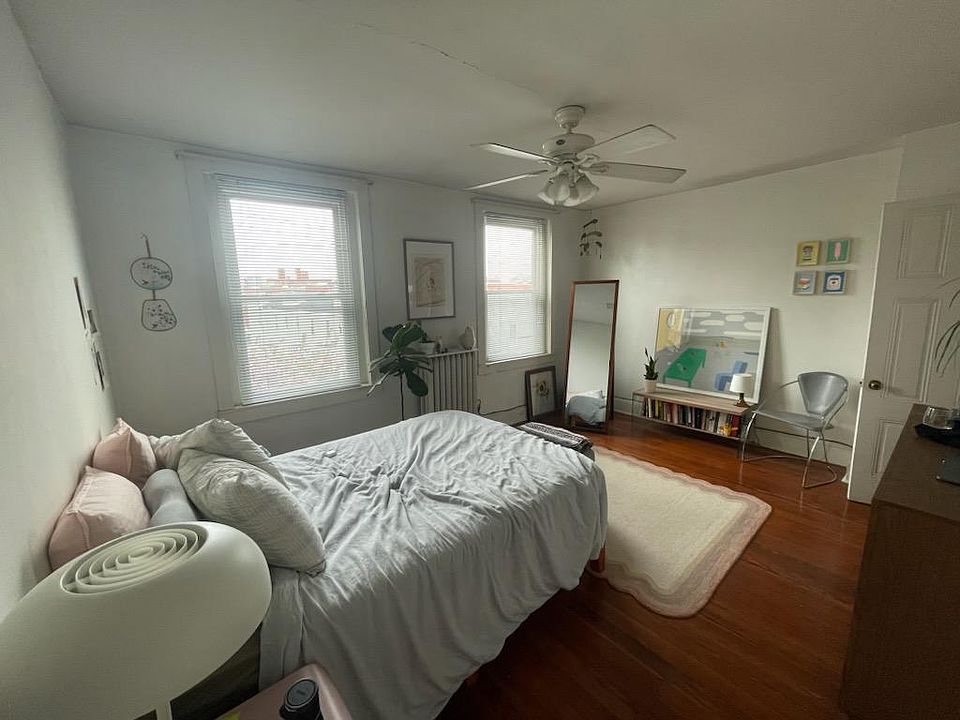 Photo from 2024. This is the front room being used as a bedroom. Photos from 2021 show this room being used as a living room