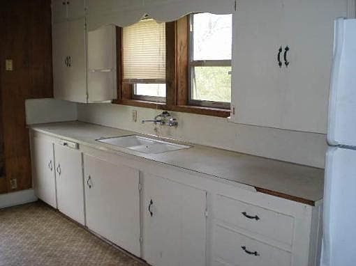 3rd image of 605 W Washington St