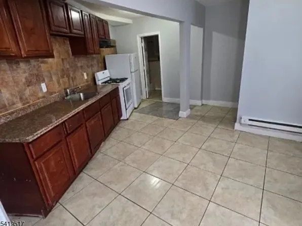 588 S 10th St #1B, Newark, NJ 07103