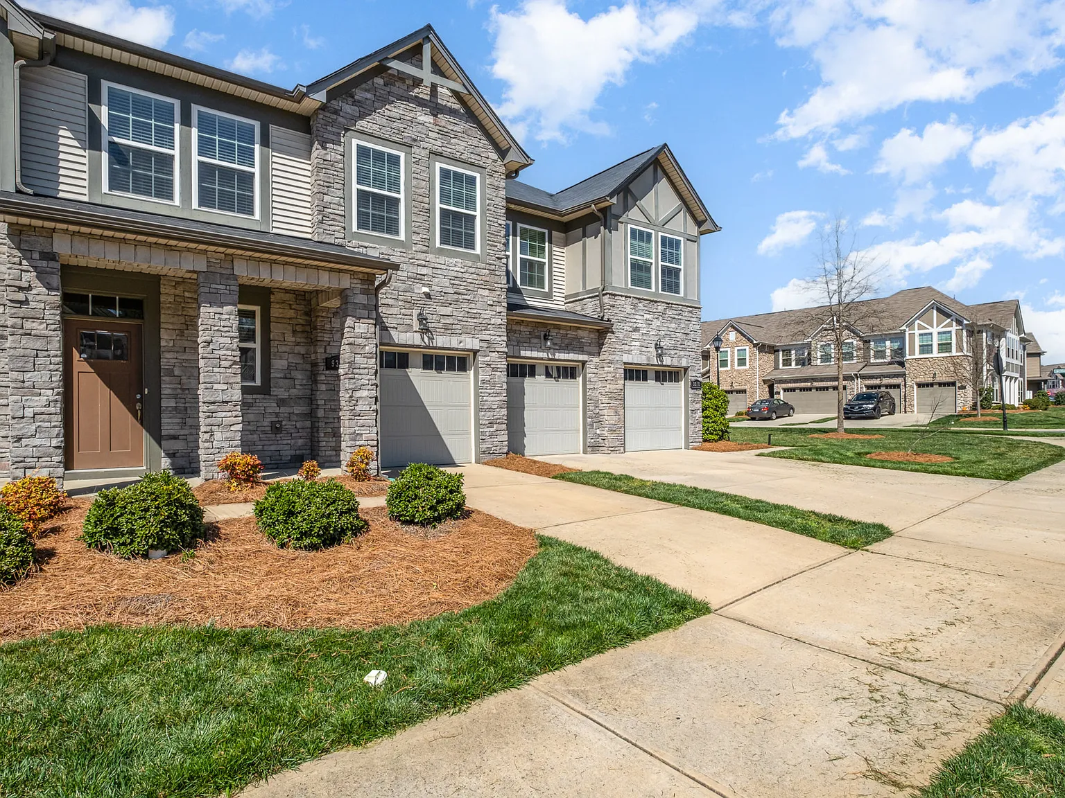 3 bed, 2.5 bath, 1850 sqft, $2,225 — Photo 3