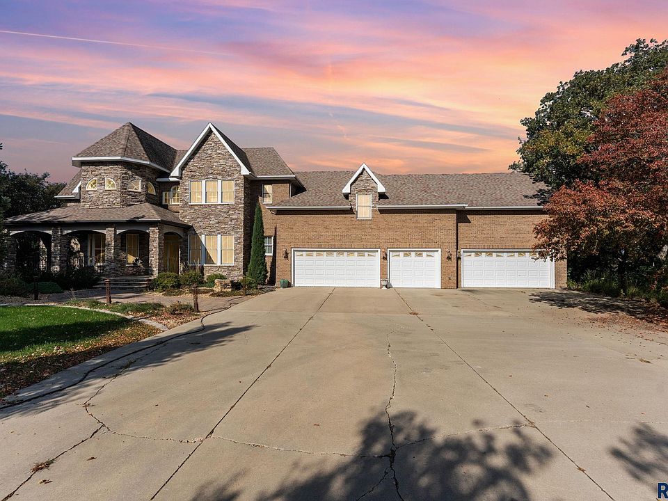 1st image of 300 Fairway Cir