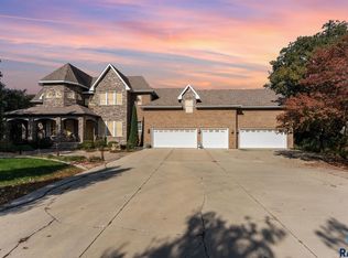 300 Fairway Cir, Brandon, SD 57005