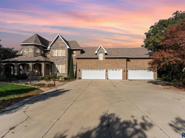 300 Fairway Cir, Brandon, SD 57005
