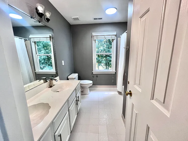 2nd Full Bathroom-2nd Floor-Pic 1